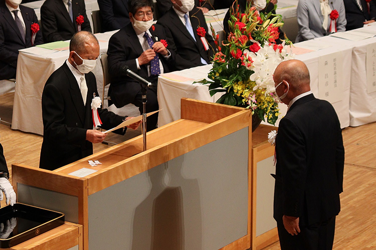 表彰状授与歴代同窓会長代表